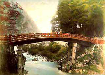 Старый японский мост на арочных гнутых арках