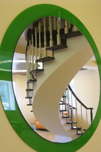 Отражение спиральной лестницы в зеркале