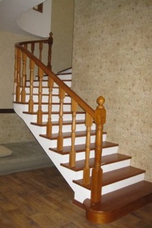Бетонная лестница с забежными ступенями и разворотом на 180*